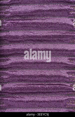 Gestreifte zerknittert violetten Tuch Material fragment Stockfoto