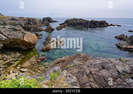 Klares türkisfarbenes Wasser in einer felsigen Bucht an der französischen Küste Stockfoto