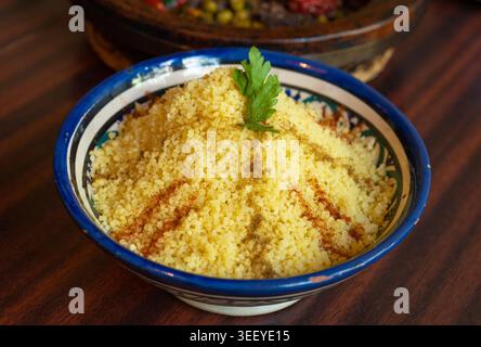 Marokkanische Couscous Schüssel, traditioneller Cuscus, marokkanischer Bulgur, gesundes arabisches Essen, marokkanische Couscous im Restaurant Keramikschüssel Stockfoto