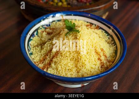 Marokkanische Couscous Schüssel, traditioneller Cuscus, marokkanischer Bulgur, gesundes arabisches Essen, marokkanische Couscous im Restaurant Keramikschüssel Stockfoto