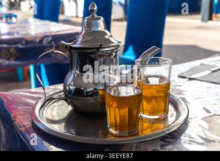 Marokkanischer Minztee in Teekanne und Glas, traditionelles arabisches Getränk aus Marokko im authentischen lokalen Restaurant Stockfoto