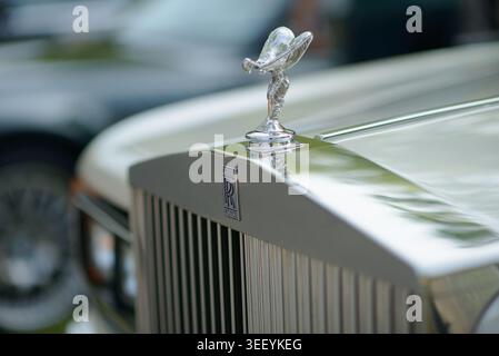 7. Juni 2025: Ruse, Bulgarien: Rolls-Royce Silver Shadow Grill mit Spirit of Ecstasy-Kapuze, RR-Emblem, polierter Motorhaube und Chromrad Stockfoto