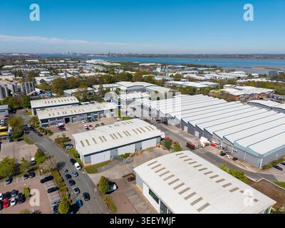 WIRRAL, MERSEYSIDE, ENGLAND - 24. APRIL 2026: Bromborough Industrial Estate zeigt Gewerbe- und Industrieanlagen auf dem Wirral Stockfoto