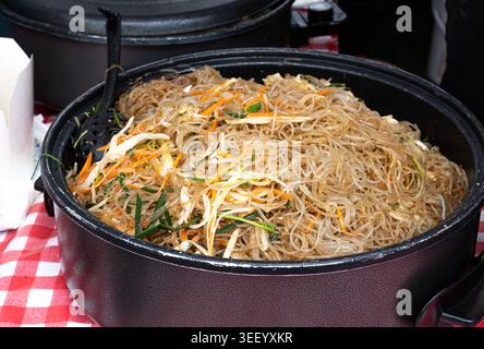 Glasnudeln Salat Street Food, chinesische Reisnudeln im Wok, asiatisches Pasta-Essen in einem großen Topf, koreanische Spaghetti, vietnamesisches Udon mit Gemüse und Sp Stockfoto