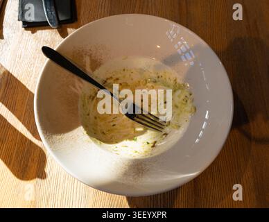 Pilz-Risotto auf elegantem Restaurant-Teller, Porcini Pilze Rissoto, köstliches italienisches Risoto-Mittagessen, cremige Reisgerichte, traditionelles Pilz-Risott Stockfoto
