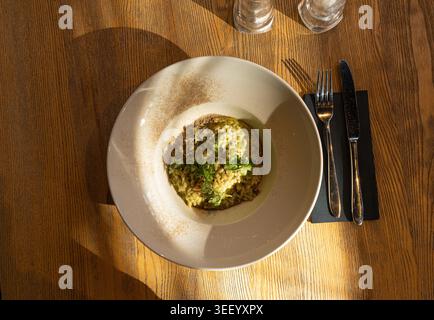 Pilz-Risotto auf elegantem Restaurant-Teller, Porcini Pilze Rissoto, köstliches italienisches Risoto-Mittagessen, cremige Reisgerichte, traditionelles Pilz-Risott Stockfoto