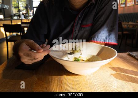 Pilz-Risotto auf elegantem Restaurant-Teller, Porcini Pilze Rissoto, köstliches italienisches Risoto-Mittagessen, cremige Reisgerichte, traditionelles Pilz-Risott Stockfoto