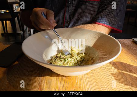 Pilz-Risotto auf elegantem Restaurant-Teller, Porcini Pilze Rissoto, köstliches italienisches Risoto-Mittagessen, cremige Reisgerichte, traditionelles Pilz-Risott Stockfoto