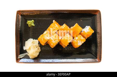 Maki Sushi, kalifornische Rolls mit Gurke, Avocado, roher Fisch und rotem Tobiko-Kaviar, Makizushi mit roher Forelle auf Restaurantplatte, traditionelles asiatisches F Stockfoto