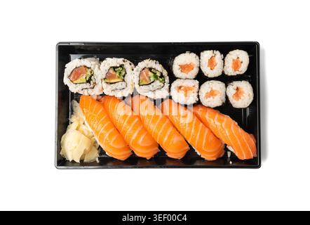 Sushi-Set in Plastikbehälter, Lachsbratdose zum Mitnehmen, Nori Maki, Nigiri Sushi Roll isoliert von oben Stockfoto