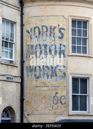 York's Motor Works Geisterschild Palimpsest auf dem Marktplatz mit geschwungenen Wänden und der Bath Street, Frome, Somerset, England, Großbritannien Stockfoto