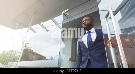 Junge afrikanische Arbeitssuchender verlassen Gebäude nach Interview Stockfoto