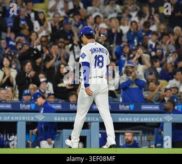 Los Angeles, Usa. Mai 2026. Yoshinobu Yamamoto, der den Start der Los Angeles Dodgers startet, wird von Fans bejubelt, als er das Spiel im siebten Inning im Dodger Stadium in Los Angeles am Dienstag, den 12. Mai 2026 verlässt. Foto: Jim Ruymen/UPI Credit: UPI/Alamy Live News Stockfoto