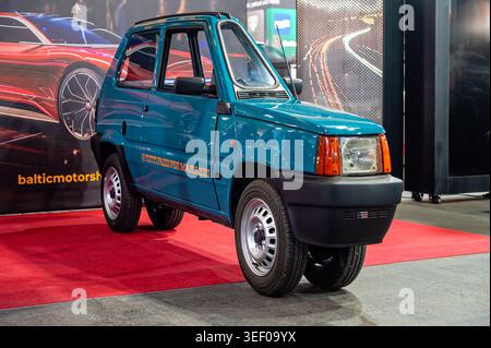 Riga, Lettland - 24. April 2026: Das schmalste Auto der Welt wird auf einer Motorshow während der Eröffnungsveranstaltung 2026 gezeigt. Stockfoto