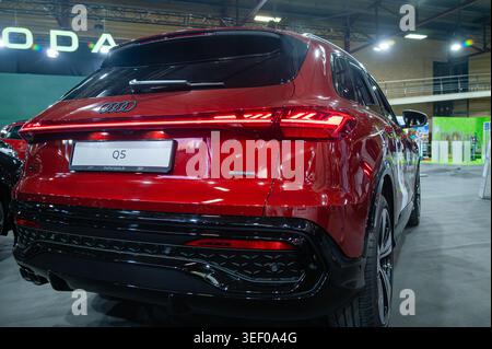 Riga, Lettland - 24. April 2026: Audi Q5 präsentiert sich auf einer Motorshow mit klaren Linien und modernen Designelementen. Stockfoto