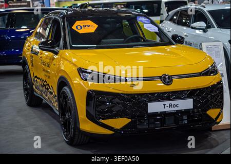 Riga, Lettland - 24. April 2026: Volkswagen T-Roc wurde auf der Motorshow vorgestellt und betont sein einzigartiges Design und seine Merkmale. Stockfoto