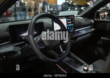 Riga, Lettland - 24. April 2026: Der Innenraum des Volkswagen T-Roc verfügt über digitale Displays auf einer Automobilausstellung 2026. Stockfoto