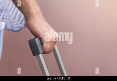 Nahaufnahme Des Koffers Mit Männlicher Hand Im Freien, Zugeschnittenes Bild Stockfoto