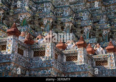 Touristen und Besucher in traditioneller thailändischer Tracht bei einem Fotoshooting vor dem Chedi im Wat Arun in Bangkok in Thailand. Thailand, Bangkok, Dezember Stockfoto