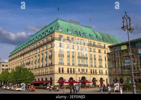Hotel Adlon Kempinski Berlin Luxushotel am Pariser Platz, Berlin, 10.05.2026 Außenansicht des Hotel Adlon Kempinski am Pariser Platz in Berlin-Mitte nahe dem Brandenburger Tor. Die historisierende Fassade mit grünem Kupferdach und roter Außengastronomie. Rechts die Akademie der Künste. Zahlreiche Besucher beleben den Platz. Berlin-Mitte Berlin Deutschland *** Hotel Adlon Kempinski Berlin Luxushotel am Pariser Platz, Berlin, 10 05 2026 Außenansicht des Hotels Adlon Kempinski am Pariser Platz in Berlin Mitte in der Nähe des Brandenburger Tors die historische Fassade mit grünem Kupferdach und rotem o Stockfoto