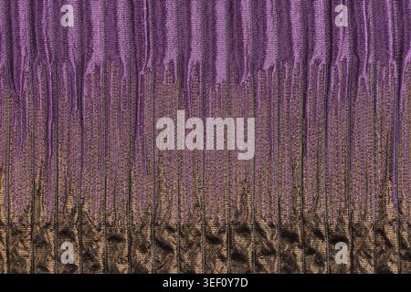 Gestreifte zerknittert violetten Tuch Material fragment Stockfoto