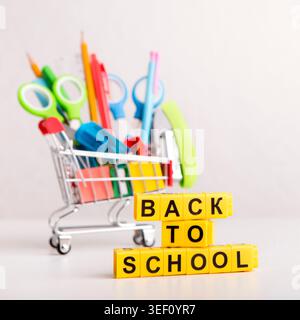 Zurück zum text Schule mit Bürobedarf in den Lkw Stockfoto