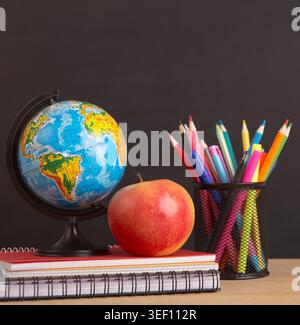 Nahaufnahme von frischen Apfel zum Mittagessen, Schreibblock und Bleistift Stockfoto