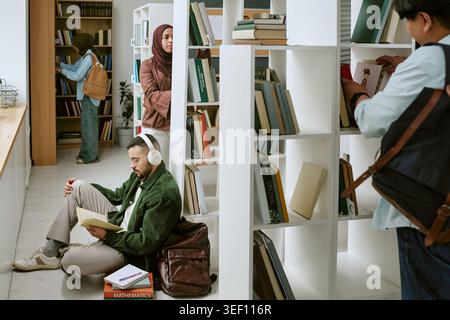Verschiedene Studenten studieren in der Bibliothek für Migrantenpädagogik Stockfoto