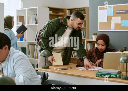 Studenten mit Migrationshintergrund, die mit Tutor in Classroom Support Program studieren Stockfoto
