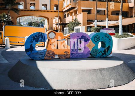 Cabo San Lucas, Mexiko, Oktober 4,2025: Farbenfrohes Cabo Wahrzeichen mit handgemalten Ikonen des Meereslebens und Segelbooten in Cabo San Lucas, Mexiko Stockfoto