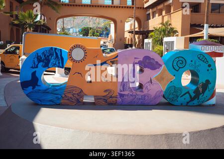 Cabo San Lucas, Mexiko, Oktober 4,2025: Farbenfrohes Cabo Wahrzeichen mit handgemalten Ikonen des Meereslebens und Segelbooten in Cabo San Lucas, Mexiko Stockfoto