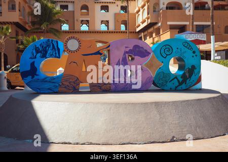 Cabo San Lucas, Mexiko, Oktober 4,2025: Farbenfrohes Cabo Wahrzeichen mit handgemalten Ikonen des Meereslebens und Segelbooten in Cabo San Lucas, Mexiko Stockfoto