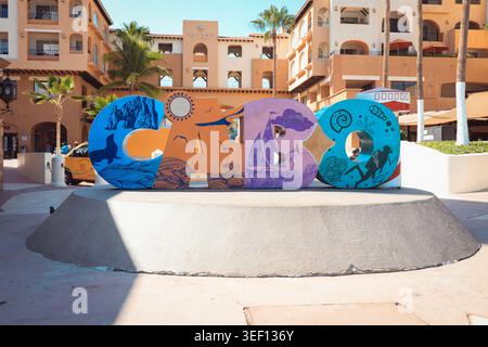 Cabo San Lucas, Mexiko, Oktober 4,2025: Farbenfrohes Cabo Wahrzeichen mit handgemalten Ikonen des Meereslebens und Segelbooten in Cabo San Lucas, Mexiko Stockfoto