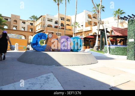 Cabo San Lucas, Mexiko, Oktober 4,2025: Farbenfrohes Cabo Wahrzeichen mit handgemalten Ikonen des Meereslebens und Segelbooten in Cabo San Lucas, Mexiko Stockfoto