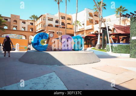 Cabo San Lucas, Mexiko, Oktober 4,2025: Farbenfrohes Cabo Wahrzeichen mit handgemalten Ikonen des Meereslebens und Segelbooten in Cabo San Lucas, Mexiko Stockfoto