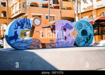 Cabo San Lucas, Mexiko, Oktober 4,2025: Farbenfrohes Cabo Wahrzeichen mit handgemalten Ikonen des Meereslebens und Segelbooten in Cabo San Lucas, Mexiko Stockfoto