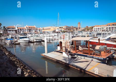 Cabo San Lucas, Mexiko, Oktober 4,2025: Ein Weitwinkelblick auf Luxusyachten am Yachthafen Cabo San Lucas mit den berühmten Küstenbergen in der Stockfoto