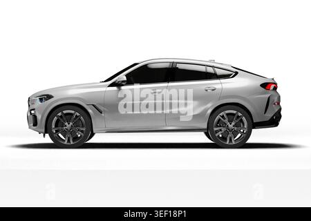 Isoliertes 3D-Rendering eines weißen modernen Coupé-SUV mit vollständigem Profil auf der linken Seite auf weißem Hintergrund. Stockfoto