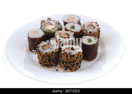 Traditionelles japanisches Sushi auf weißem Hintergrund Stockfoto