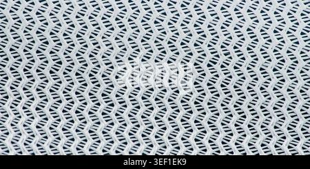 Weißes Strickmaterial für ein nahtloses, miteinander verbundenes Mesh-Muster. Ideal für Hintergründe, Textilien, Technologie und Sportbekleidung. Thailand ph Stockfoto