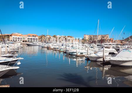Cabo San Lucas, Mexiko, Oktober 4,2025: Ein Weitwinkelblick auf Luxusyachten am Yachthafen Cabo San Lucas mit den berühmten Küstenbergen in der Stockfoto
