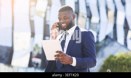 Business Guy Mit Telefongespräch Mit Tablet In Der Stadt, Panorama Stockfoto