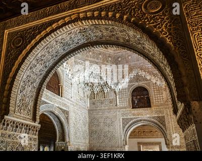 Verzierte islamische Architektur mit geschnitzten Bögen, Muqarnas-Decke und komplizierten Stuckdetails, Alhambra, Granada, Spanien Stockfoto