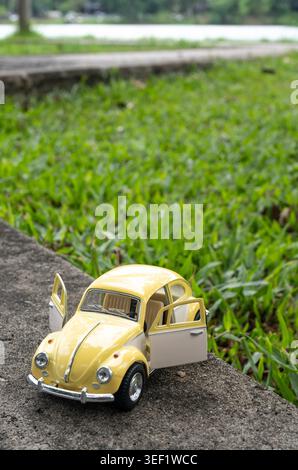CHIANG Mai, THAILAND - 13. MAI 2026: Eine vertikale Hochwinkel-Dreiviertelansicht von der rechten Seite einer gelben Volkswagen Beetle Miniaturskala Stockfoto