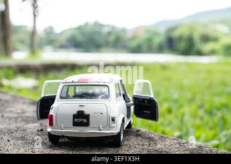 CHIANG Mai, THAILAND - 13. MAI 2026: Rückansicht eines klassischen Mini Cooper Miniaturmodells mit Union Jack Flagge auf dem Dach und offener Tür Stockfoto