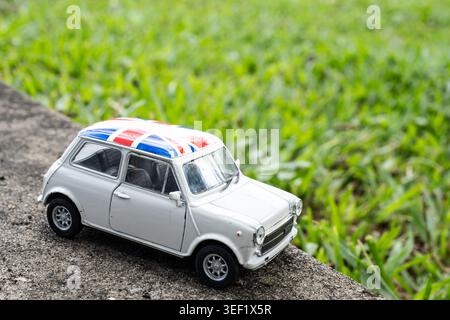 CHIANG Mai, THAILAND - 13. MAI 2026: Seitenansicht eines klassischen Mini Cooper Miniaturmodells mit dem Union Jack Stockfoto