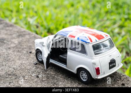 CHIANG Mai, THAILAND - 13. MAI 2026: Dreiviertelansicht eines klassischen Mini Cooper Miniaturmodells mit Union Jack Dach Stockfoto