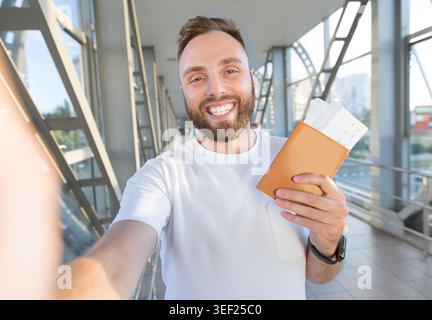 Ferienhäuser selfie. Mann unter selfie, Warten auf Boarding Stockfoto