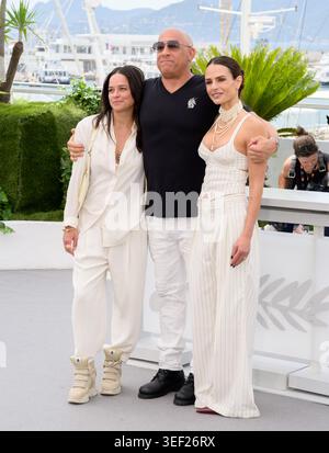 Cannes, Frankreich. Mai 2026. CANNES, FRANKREICH. 13. Mai 2026: Michelle Rodriguez, Vin Diesel & Jordana Brewster beim Fotobesuch für The Fast and the Furious beim 79. Festival de Cannes. Bildnachweis: Paul Smith/Alamy Live News Stockfoto