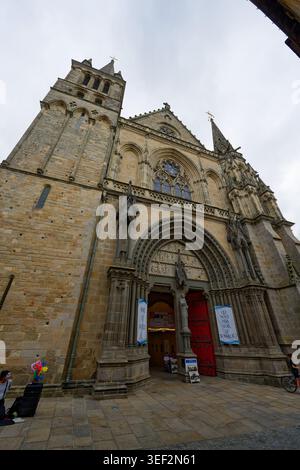 Vannes, Frankreich. 19. August 2025: Außenansicht der Kathedrale von Vannes, auch bekannt als St. Peter Kathedrale, in der Altstadt von Vannes, Frankreich. Stockfoto